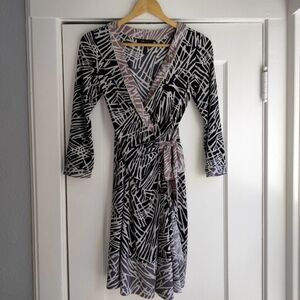 BCBGMaxAzria Size S Black & White Geometric Abstract Print 3/4 Sleeve Wrap Dress